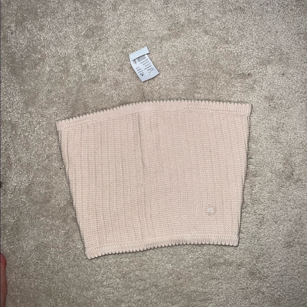 Strapless crop top. Super cute sweater material and a light peach color!!
